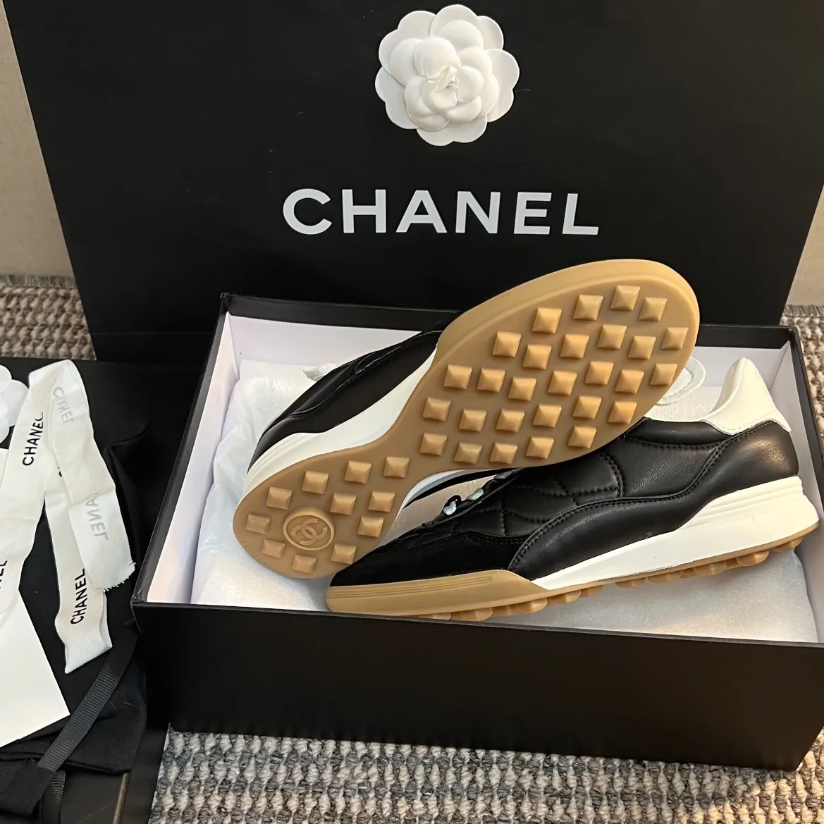 👟👟Ex-factory price 520👟👟 CHANEL 23s new spring and summer sneakers are now available❤️ Original purchased for development and production. Xiaoxiang’s casual sneakers this season have hit the Xiaohongshu INS. Various social platforms exploded like crazy! Classic design. The upper is electro-embroidered with various techniques. The outsole is fashionable and sporty. Extraordinary inclusion of a variety of panda shoe color elements. Lightweight and versatile❗️Not tired when you run wild❗️ Exquisitely packaged at the delivery counter🛍📦 ▪️Inner lining: original imported lambskin + rhombus craft ▪️Sole: original molded T👟👟Factory price U combination outsole ▪️Heel height: 2CM ▪️Size: Women's size 35-40